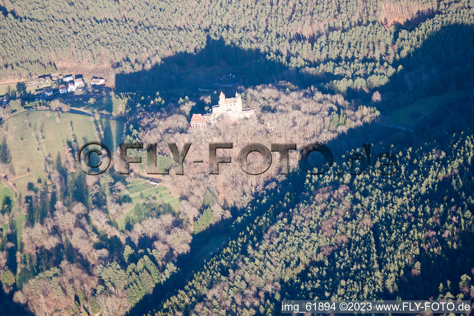Erlenbach, Burg Berwartstein in Erlenbach bei Dahn im Bundesland Rheinland-Pfalz, Deutschland von der Drohne aus gesehen