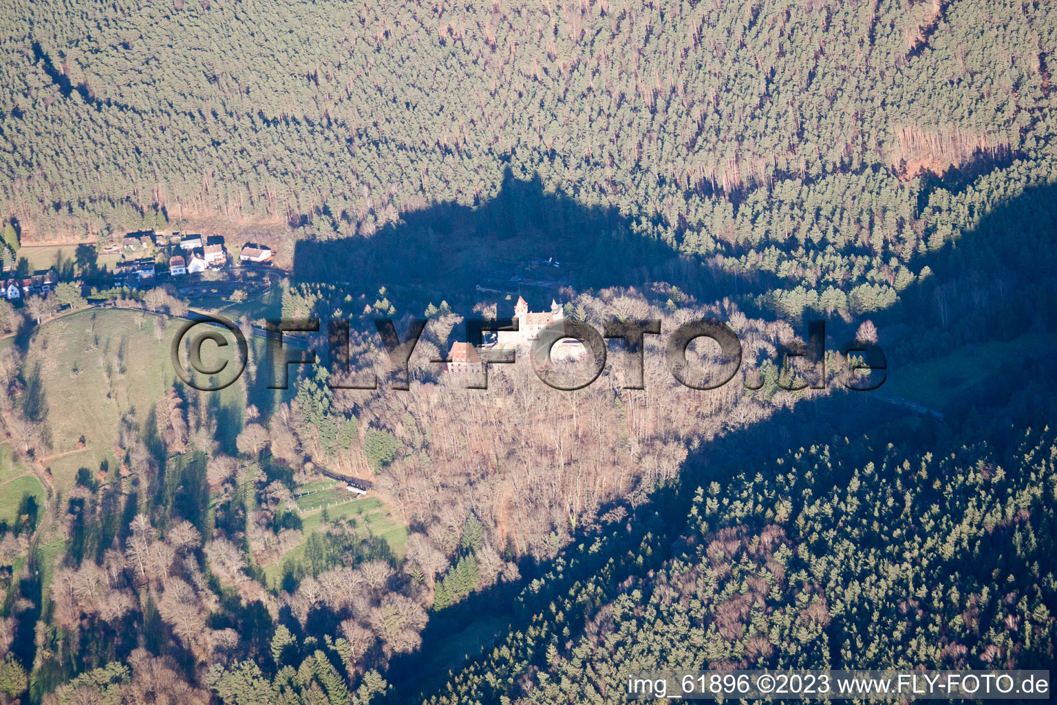 Luftaufnahme von Erlenbach, Burg Berwartstein in Erlenbach bei Dahn im Bundesland Rheinland-Pfalz, Deutschland