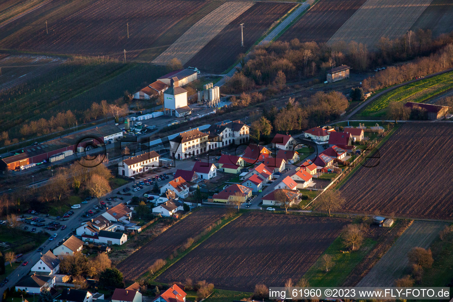 Winden, Bahnhof im Bundesland Rheinland-Pfalz, Deutschland aus der Luft betrachtet