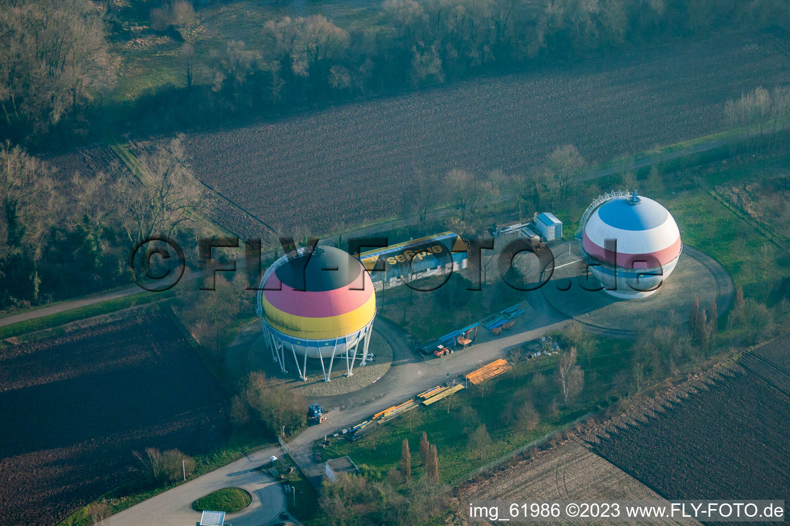 Luftbild von Französisch Deutsch bemalte Gasspeicher in Rastatt im Bundesland Baden-Württemberg, Deutschland