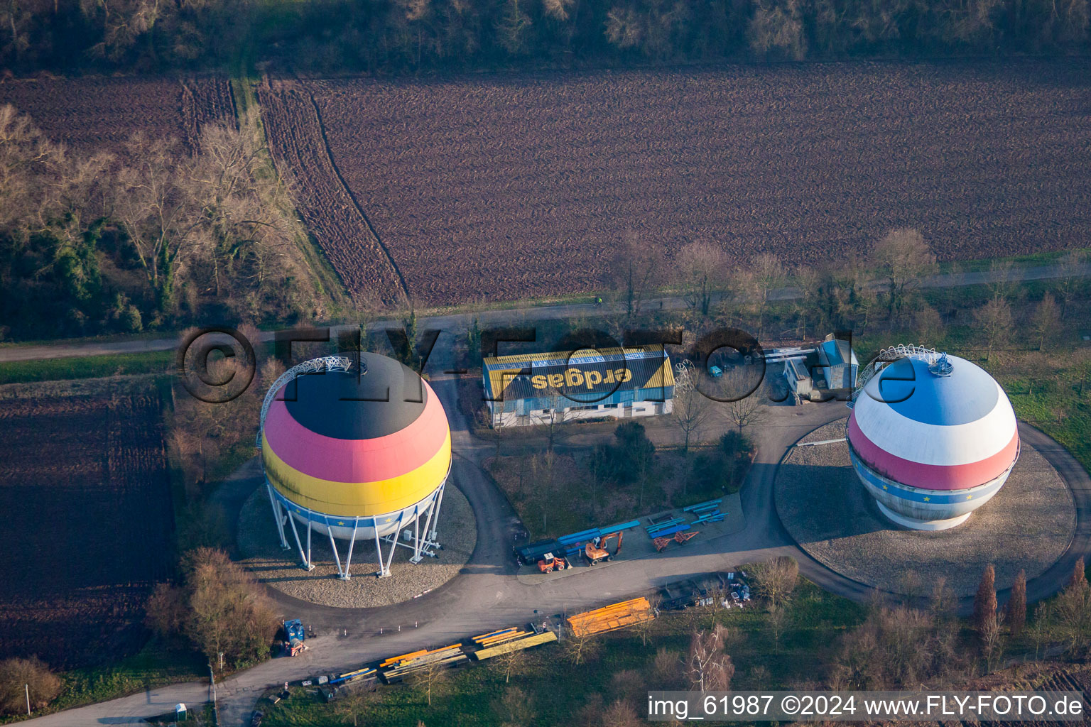 Luftaufnahme von Französisch Deutsch bemalte Gasspeicher in Rastatt im Bundesland Baden-Württemberg, Deutschland