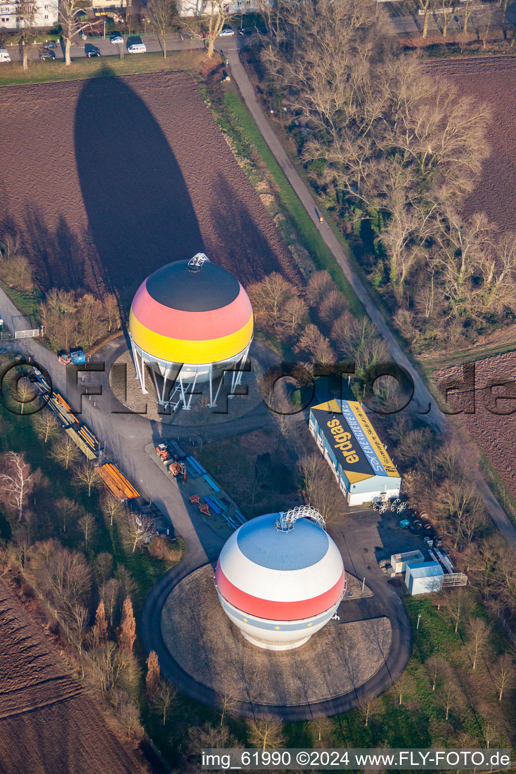 Französisch Deutsch bemalte Gasspeicher in Rastatt im Bundesland Baden-Württemberg, Deutschland von oben