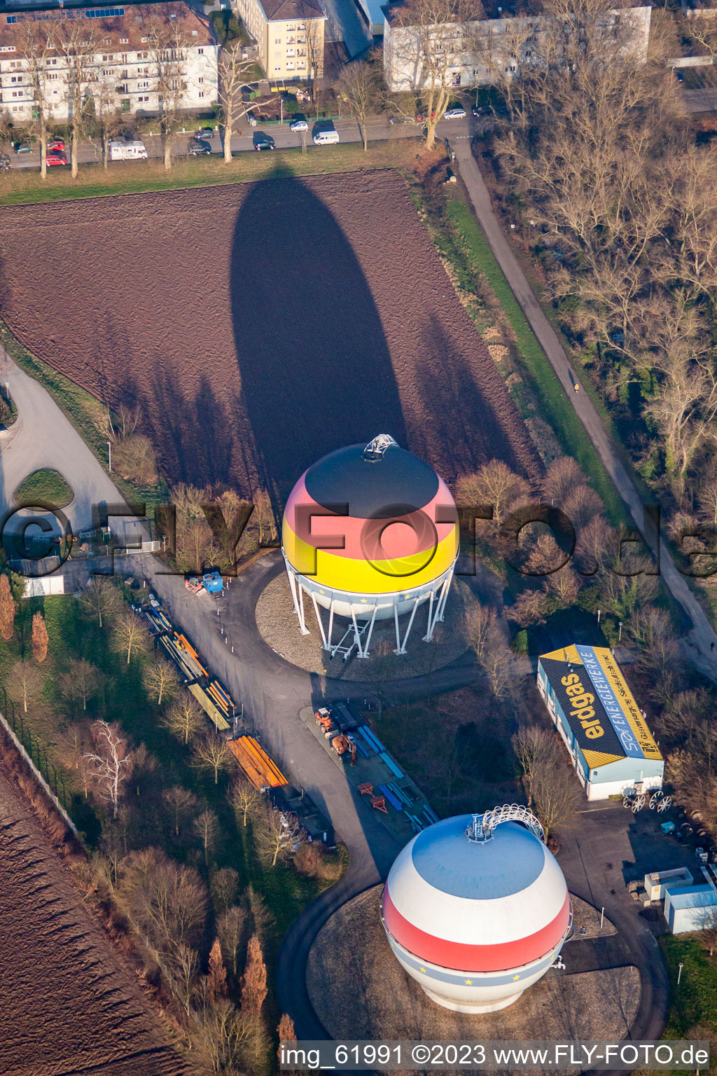 Französisch Deutsch bemalte Gasspeicher in Rastatt im Bundesland Baden-Württemberg, Deutschland aus der Luft