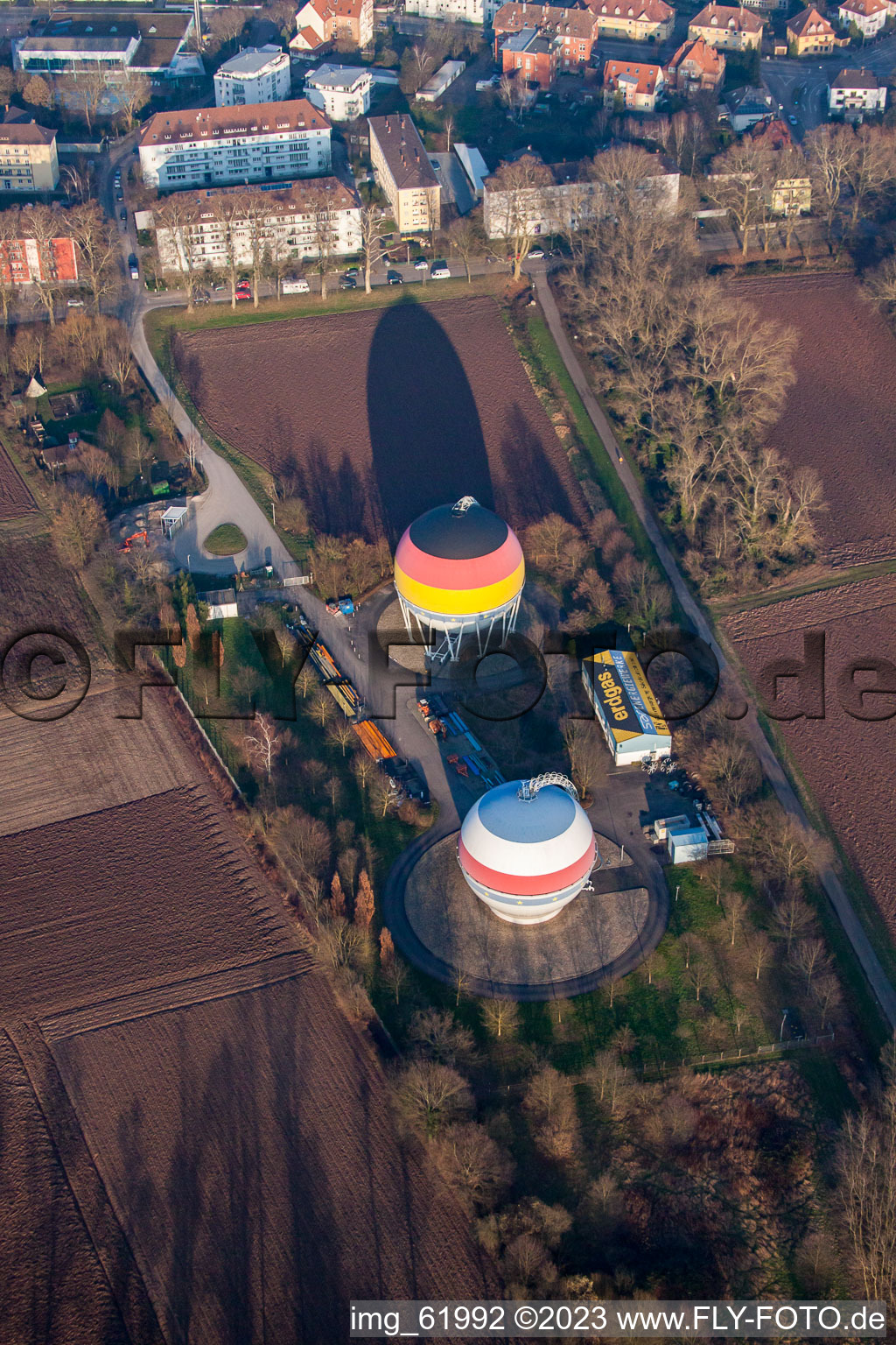 Französisch Deutsch bemalte Gasspeicher in Rastatt im Bundesland Baden-Württemberg, Deutschland von oben gesehen