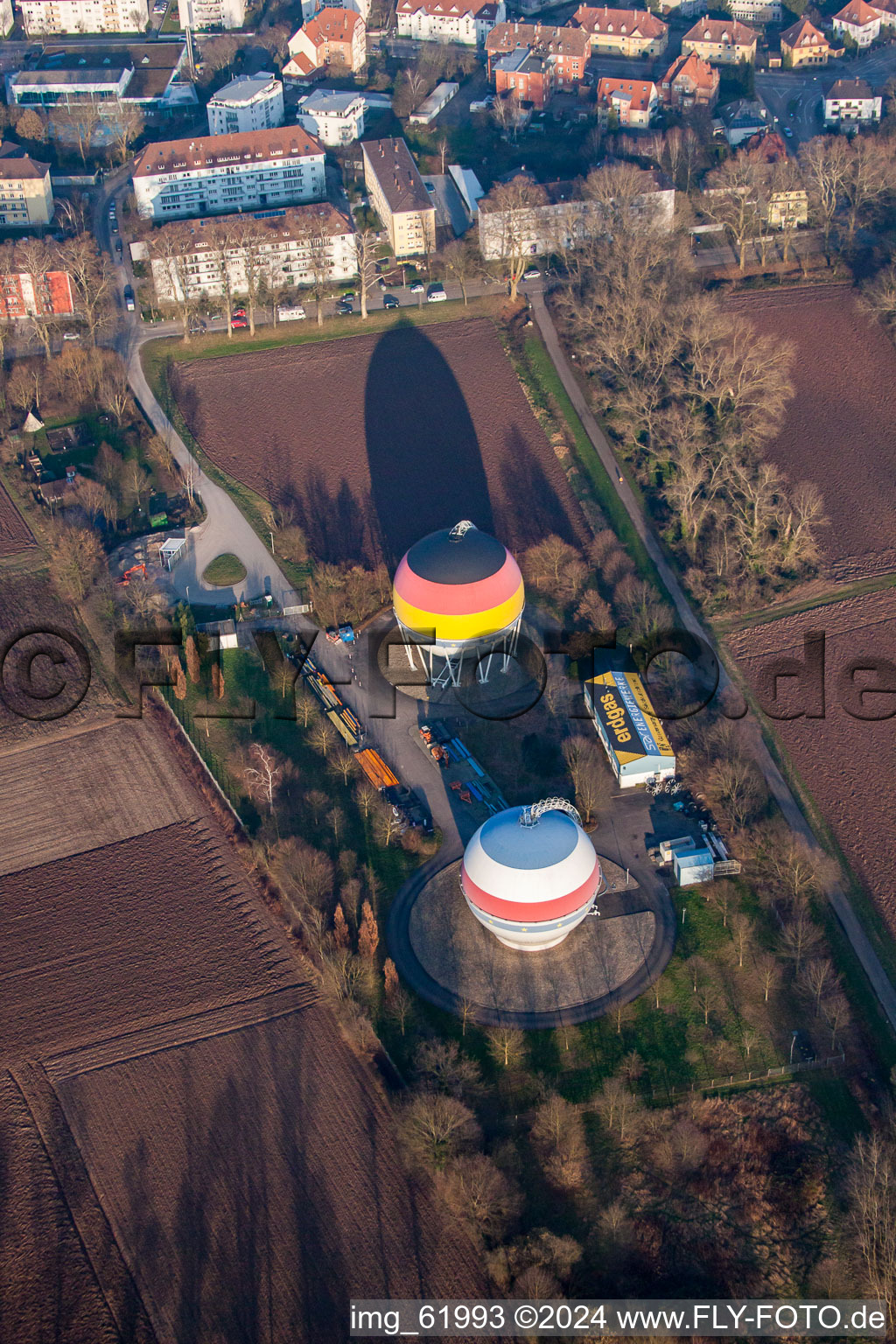 Französisch Deutsch bemalte Gasspeicher in Rastatt im Bundesland Baden-Württemberg, Deutschland vom Flugzeug aus