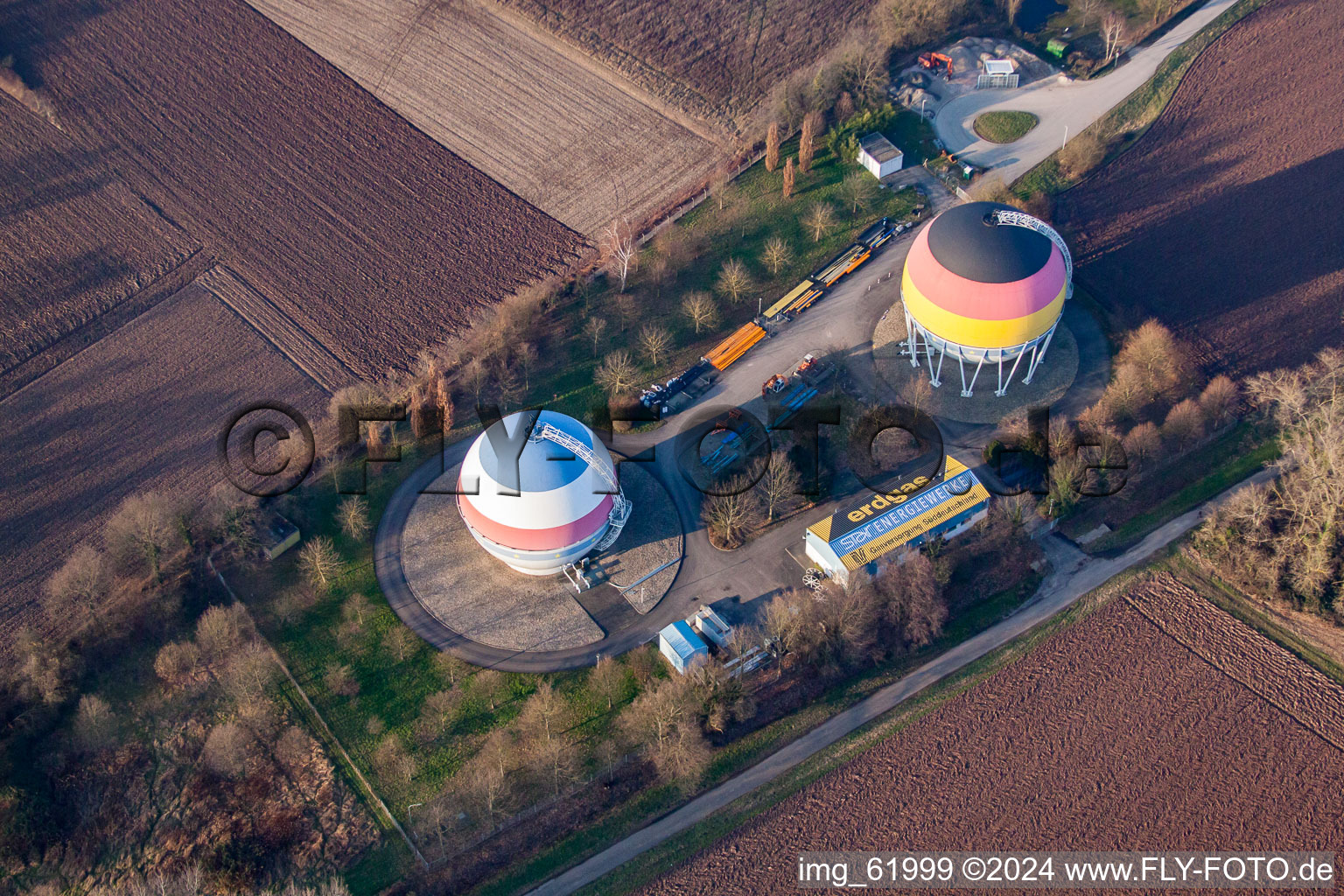 Luftbild von Kugel- Erdgasgas Speicher in Rastatt im Bundesland Baden-Württemberg, Deutschland