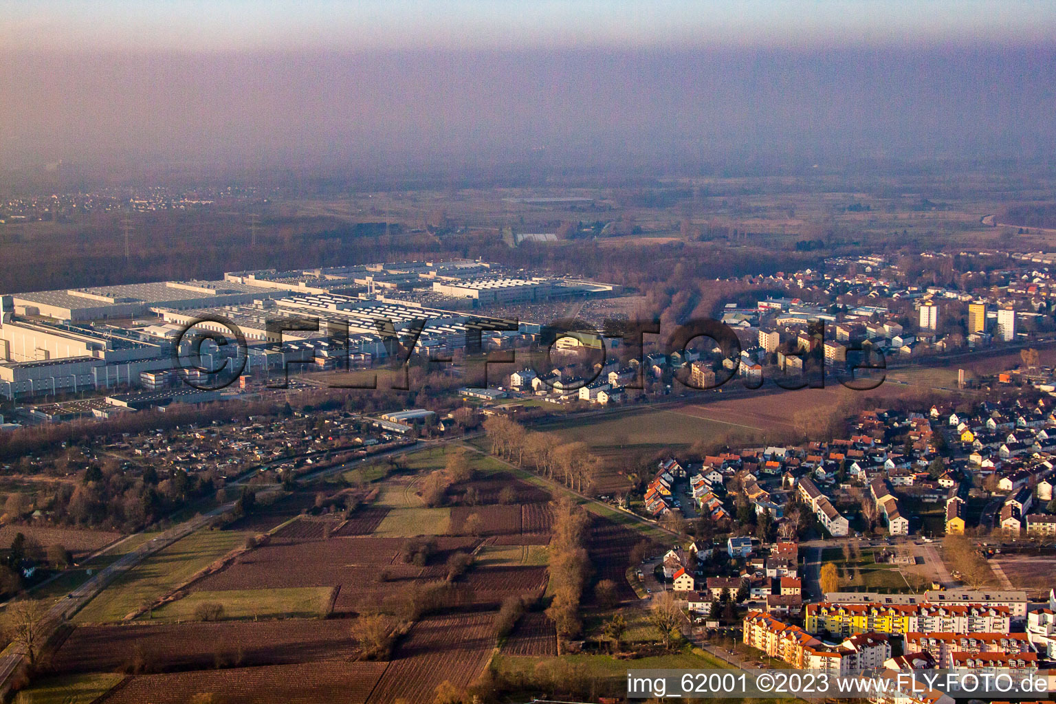 Luftbild von Mercedes Benz Werk von Südosten in Rastatt im Bundesland Baden-Württemberg, Deutschland