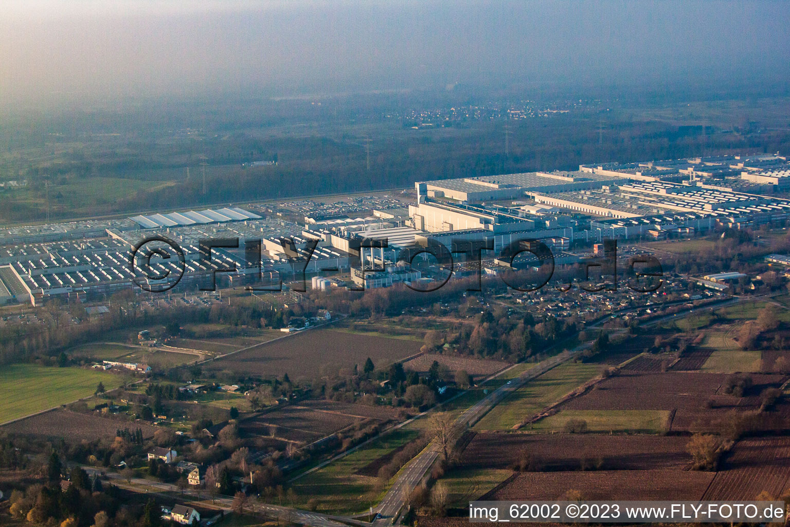 Luftaufnahme von Mercedes Benz Werk von Südosten in Rastatt im Bundesland Baden-Württemberg, Deutschland