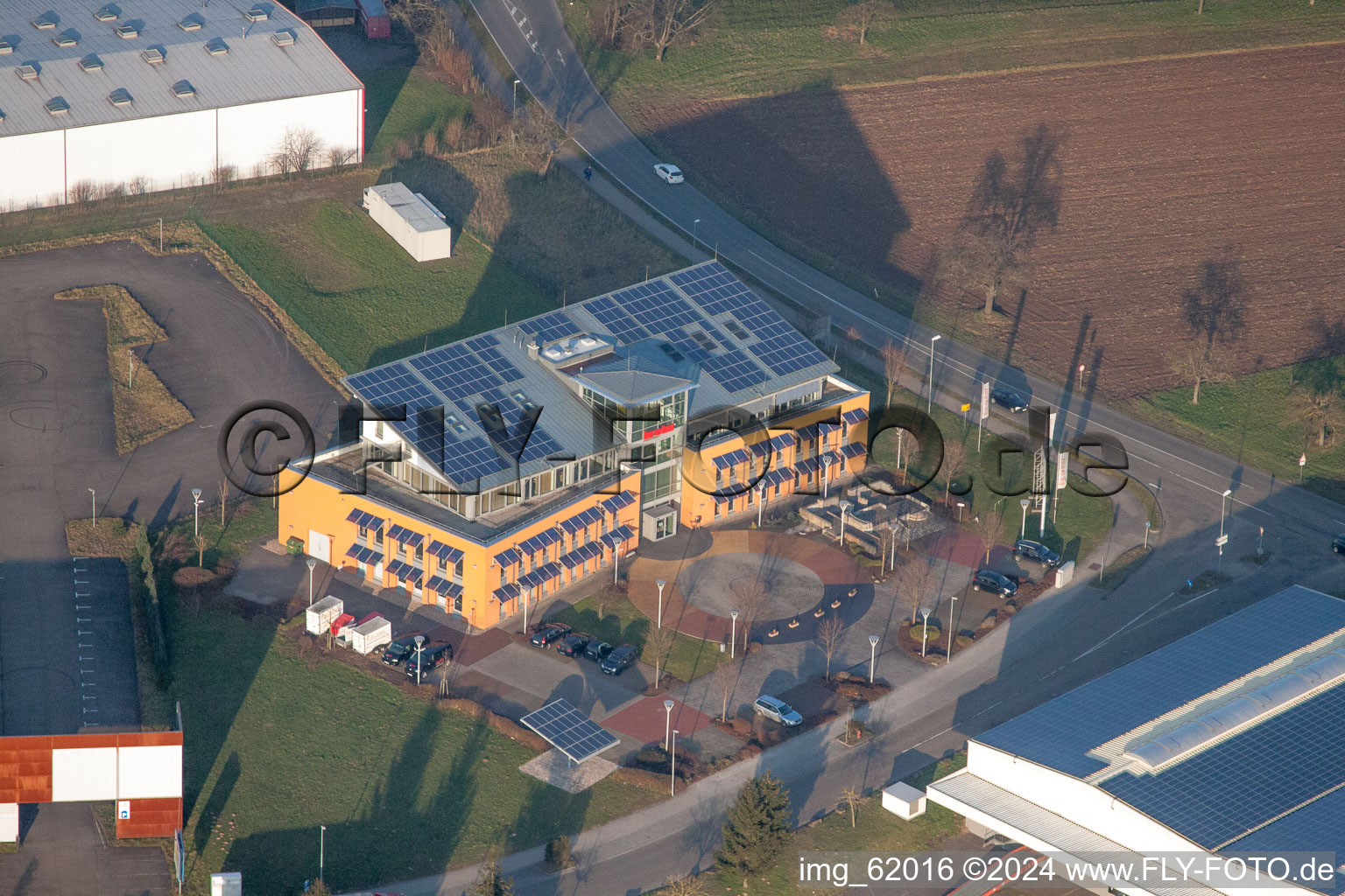 Bürohaus mit Solardach im Gewerbegebiet und Firmenansiedlung an der Murg in Kuppenheim im Bundesland Baden-Württemberg, Deutschland