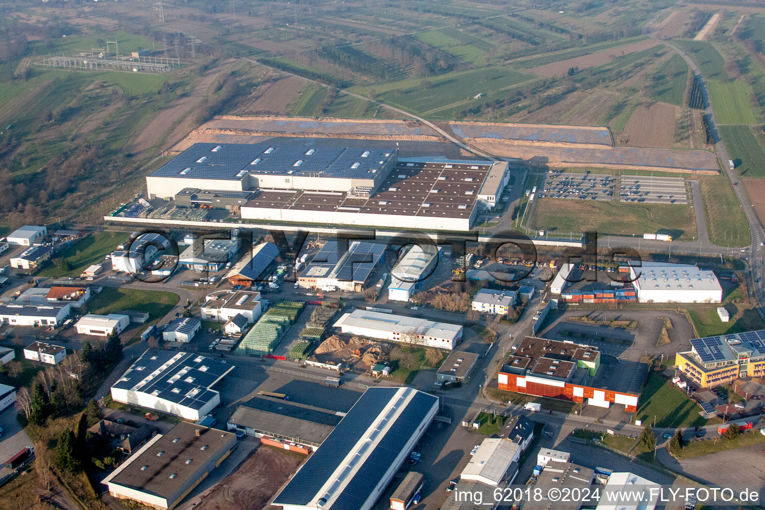 Gebäude und Produktionshallen auf dem Werksgelände Mercedes Benz Werk Kuppenheim in Kuppenheim im Bundesland Baden-Württemberg, Deutschland