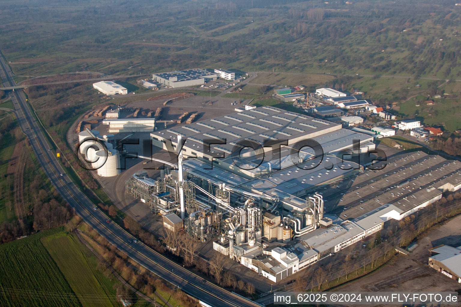 Luftaufnahme von Gebäude und Produktionshallen auf dem Werksgelände Spanplattenfabirk Kronospan GmbH in Bischweier im Bundesland Baden-Württemberg, Deutschland