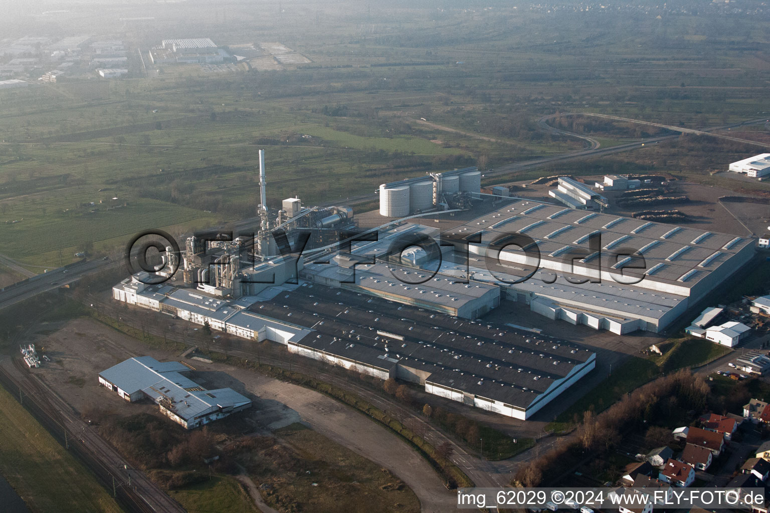 Technische Anlagen im Industriegebiet Spanplattenwerk in Bischweier im Bundesland Baden-Württemberg, Deutschland