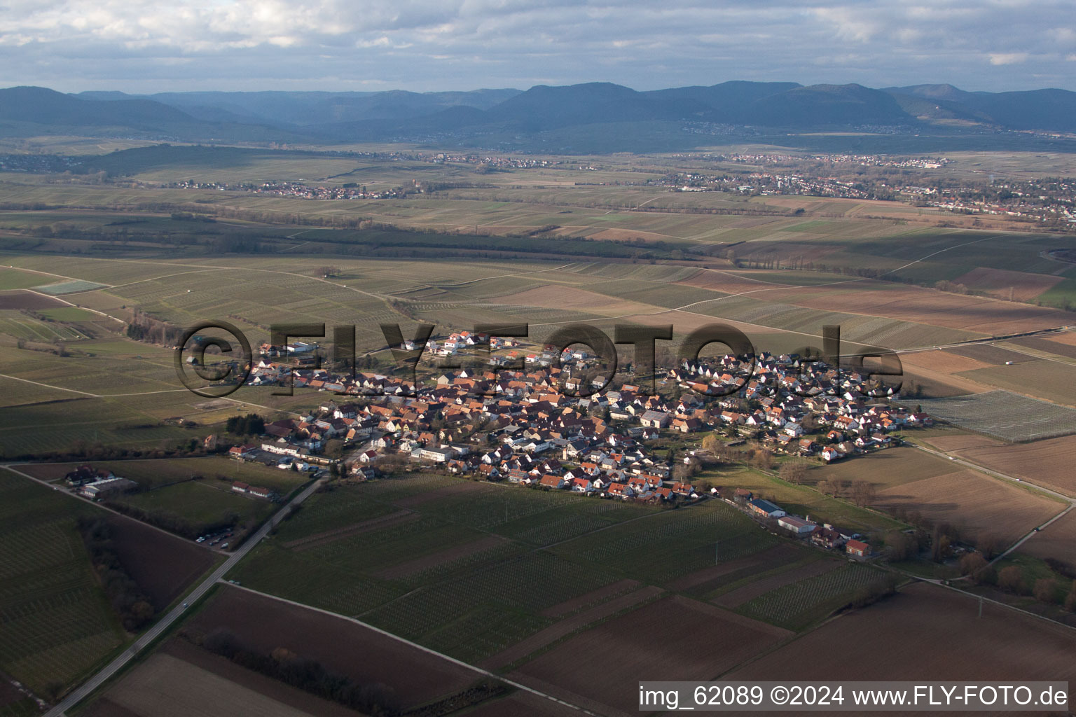 Luftbild von Dorf - Ansicht am Rande von Feldern und vor dem Haardtrand des Pfälzerwaldes in Impflingen im Bundesland Rheinland-Pfalz, Deutschland