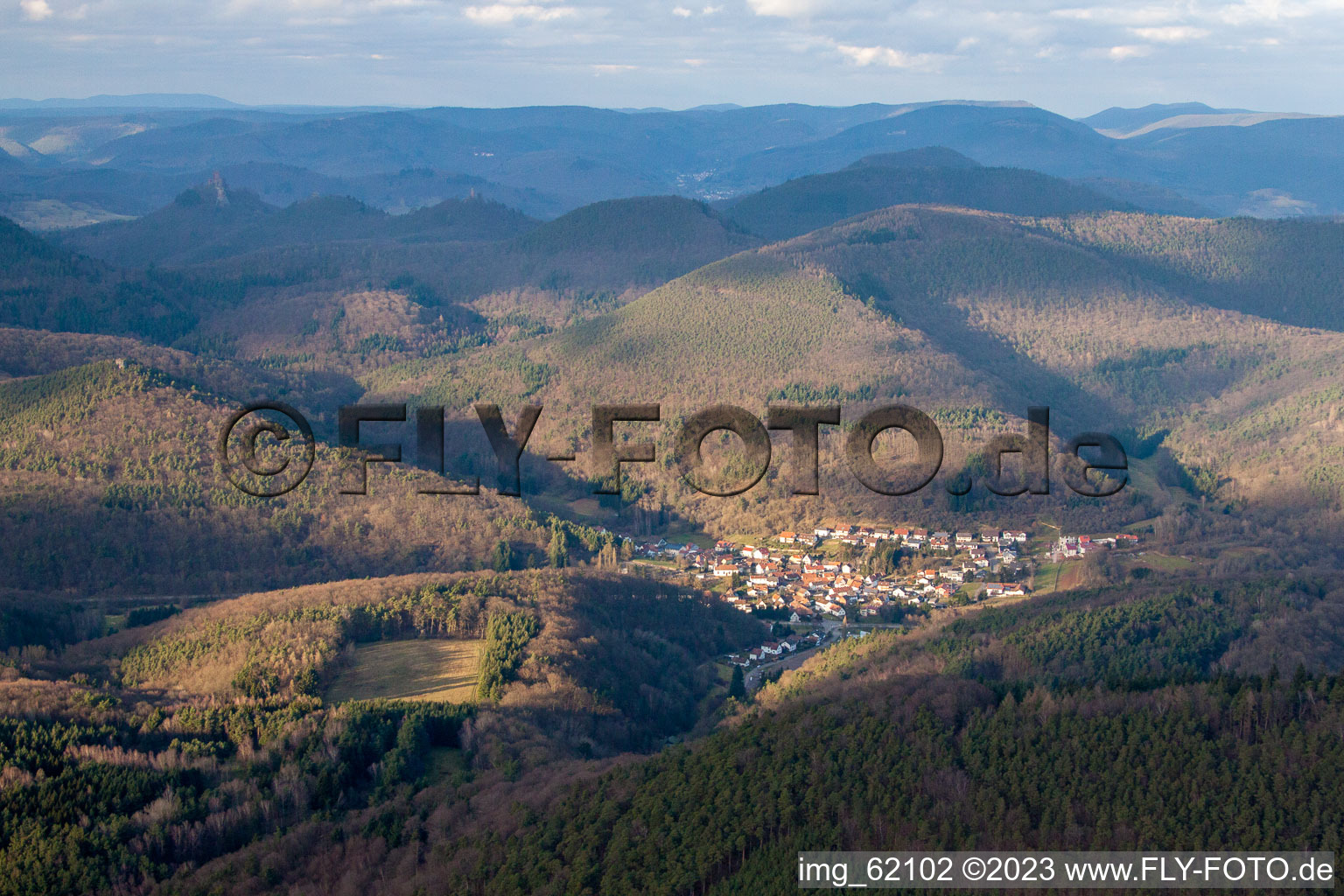 Münchweiler am Klingbach im Bundesland Rheinland-Pfalz, Deutschland von der Drohne aus gesehen