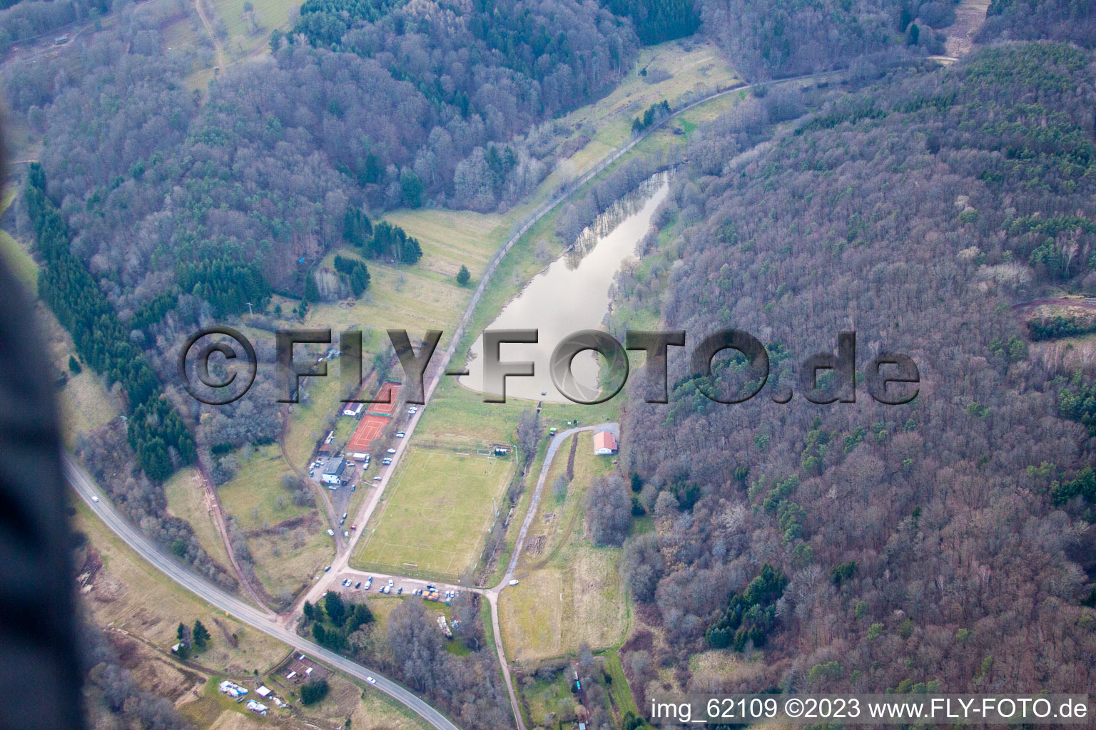 Luftbild von Silz, Sportplatz am Klingbach im Bundesland Rheinland-Pfalz, Deutschland