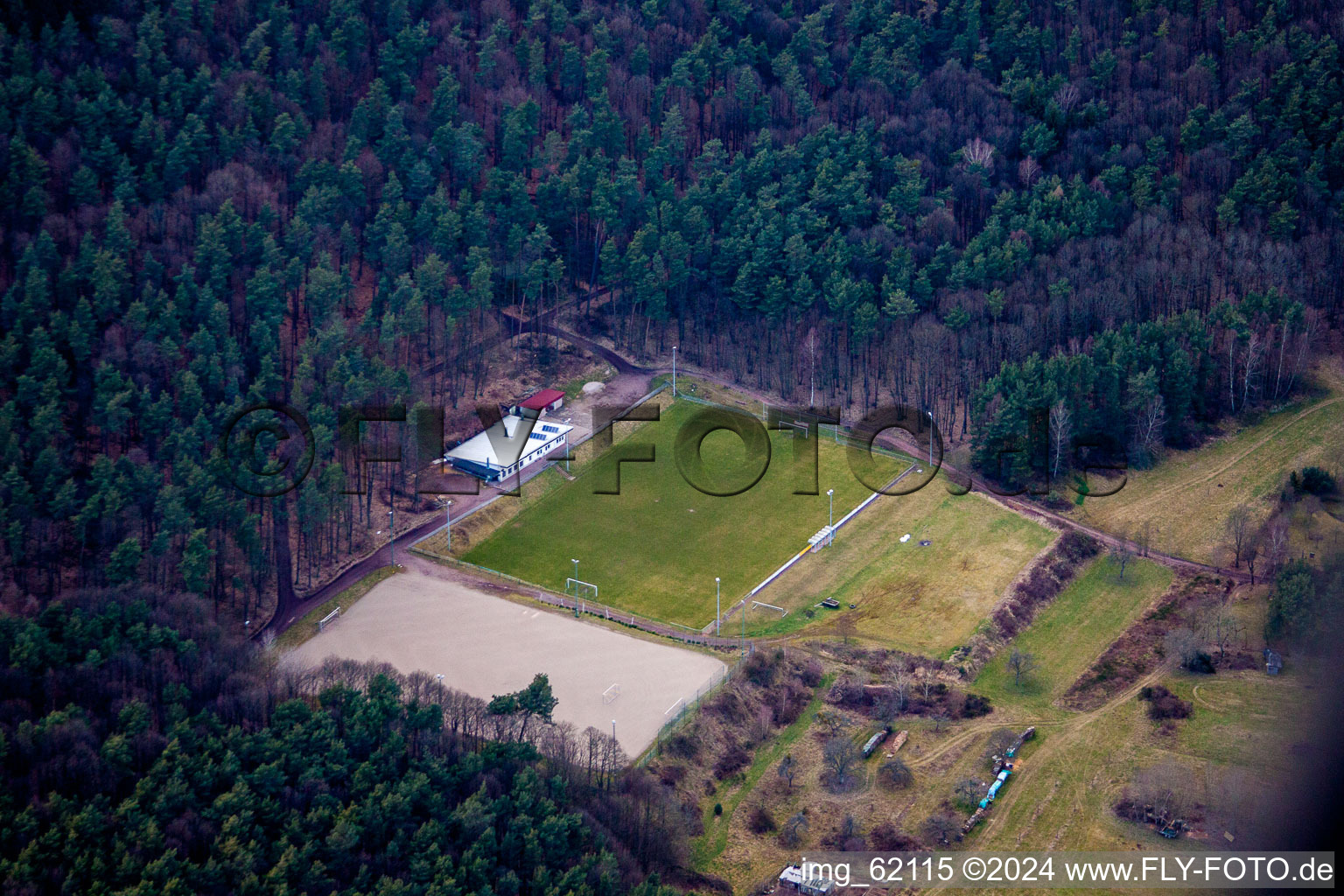 Luftaufnahme von Sportplatz SV im Ortsteil Gossersweiler in Gossersweiler-Stein im Bundesland Rheinland-Pfalz, Deutschland