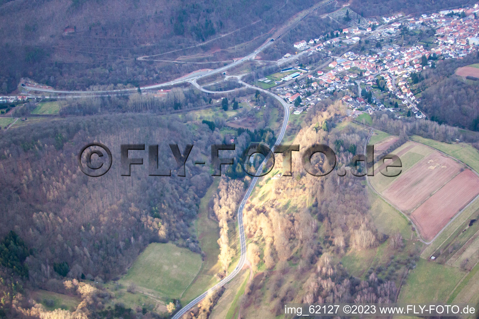 Drohnenaufname von Annweiler am Trifels im Bundesland Rheinland-Pfalz, Deutschland