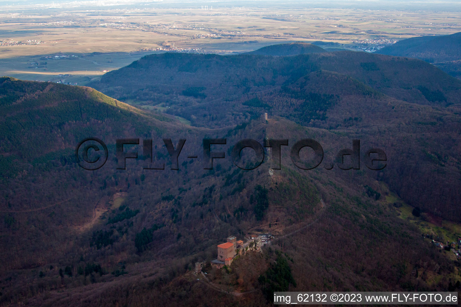Luftaufnahme von Die 3 Burgen Trifels, Anebos und Münz in Leinsweiler im Bundesland Rheinland-Pfalz, Deutschland