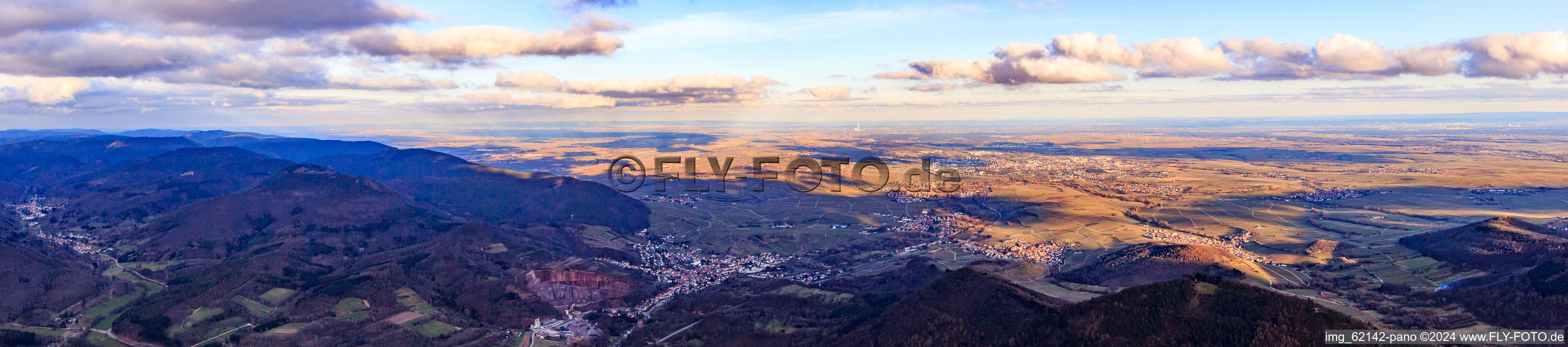 Panorama des Haardtrands mit Queichtal aus Westen von Dernbach bis Ranschbach in Albersweiler im Bundesland Rheinland-Pfalz, Deutschland