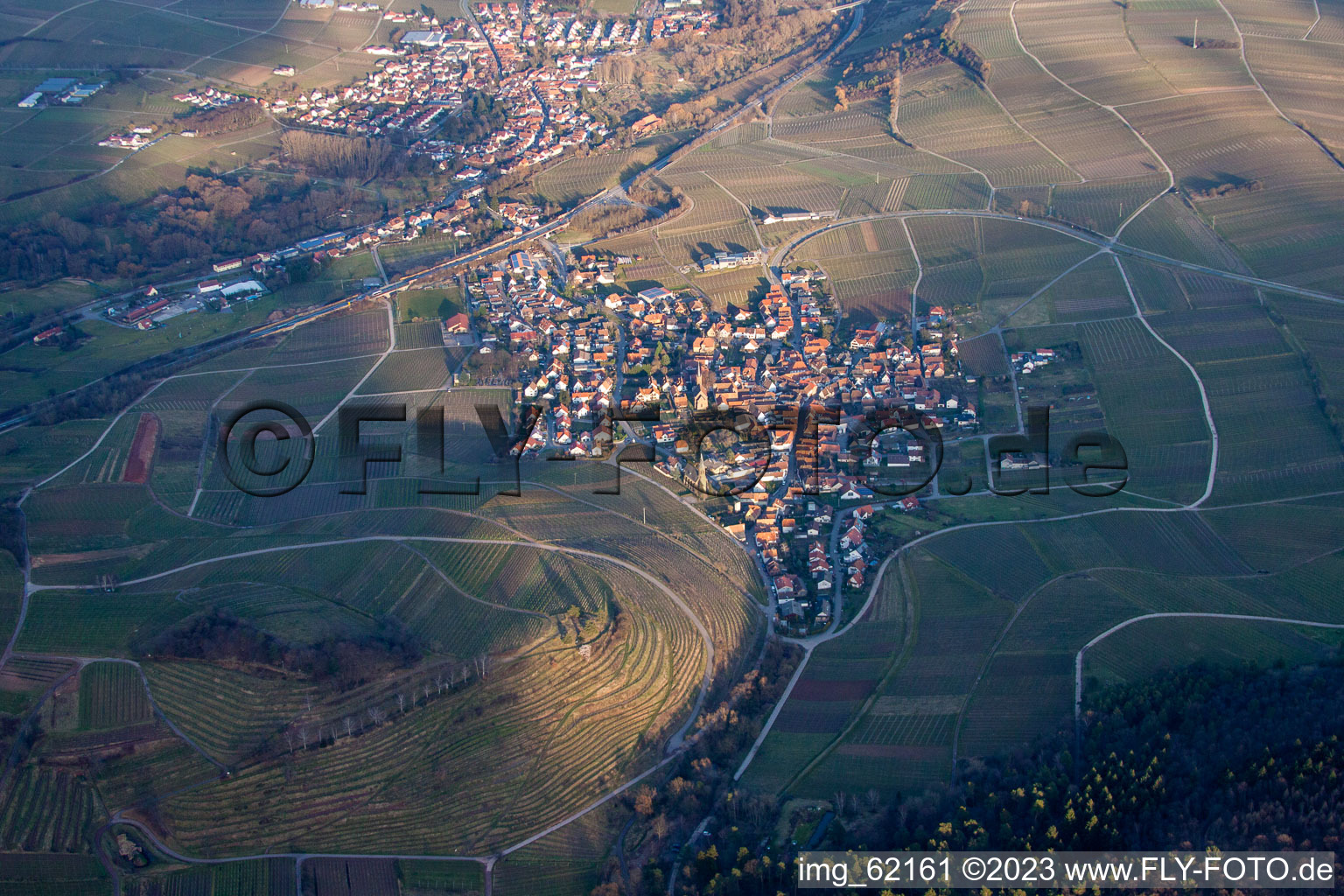 Birkweiler im Bundesland Rheinland-Pfalz, Deutschland aus der Luft betrachtet