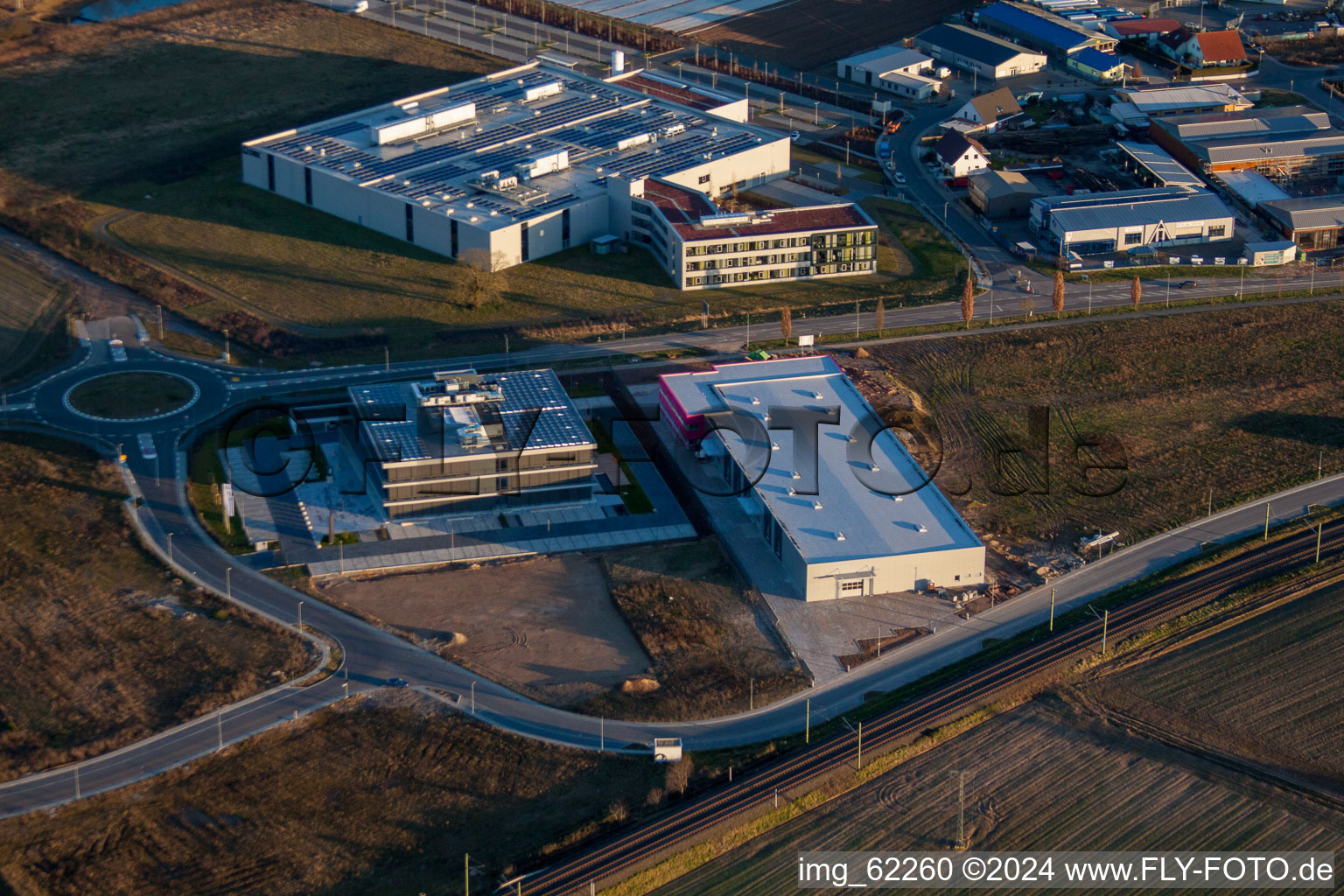 Schrägluftbild von ITK Engineering GmbH im Gewerbegebiet Im Speyerer Tal in Rülzheim im Bundesland Rheinland-Pfalz, Deutschland