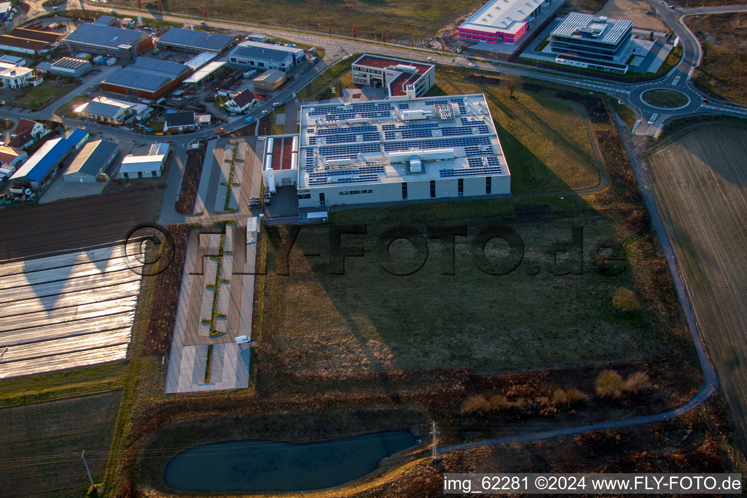 DBK EMS GmbH & Co. KG im Gewerbegebiet Nordring in Rülzheim im Bundesland Rheinland-Pfalz, Deutschland aus der Vogelperspektive