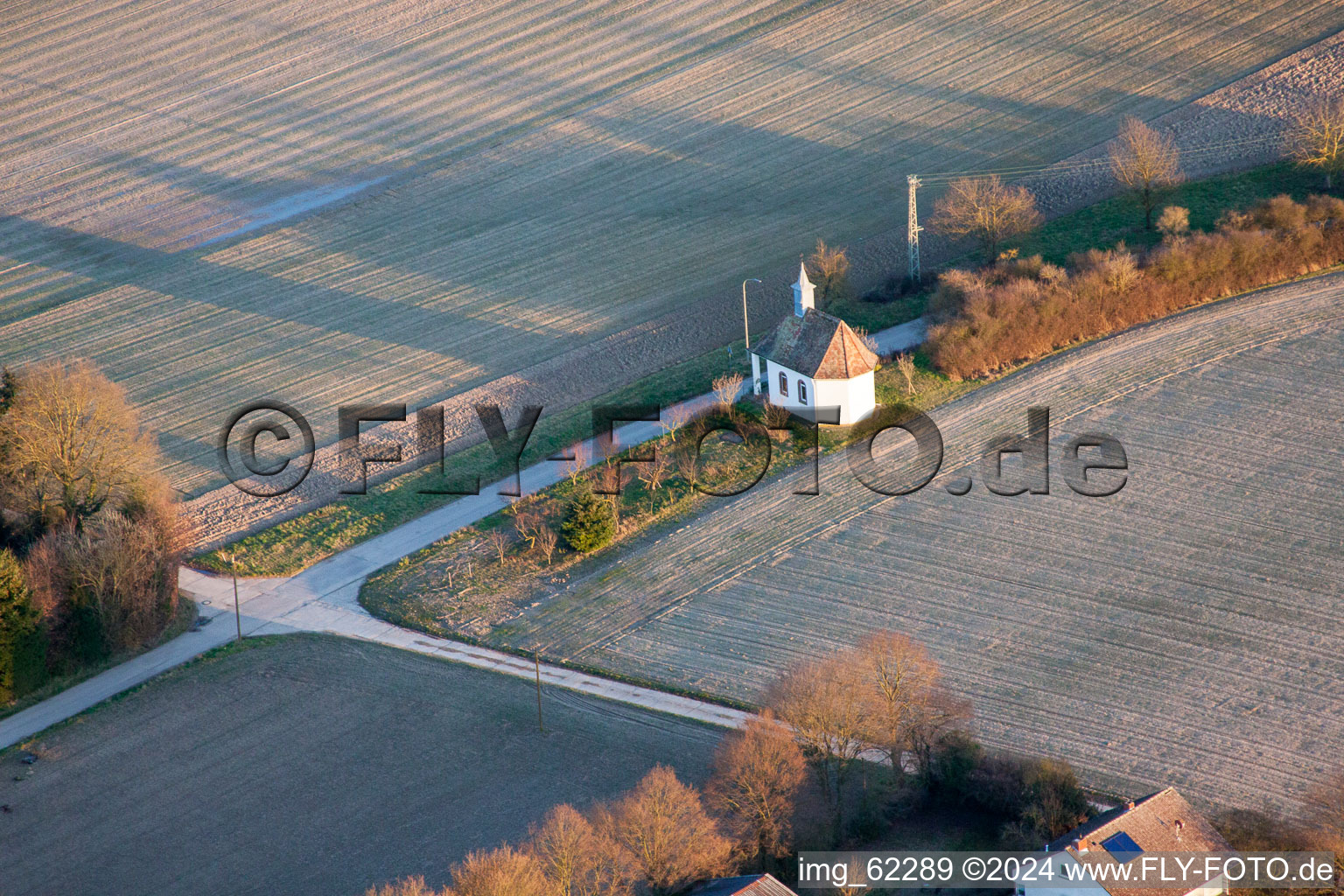 Arme-Seelen-Kapelle am Knittelsheimer Weg in Herxheimweyher im Bundesland Rheinland-Pfalz, Deutschland von oben