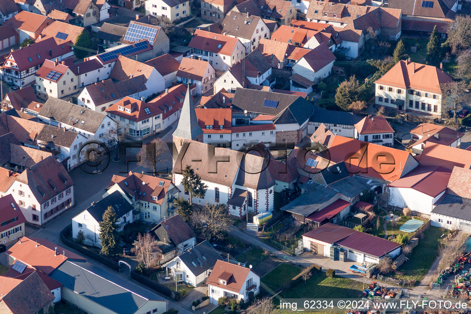 Luftbild von Kirchengebäude im Dorfkern im Ortsteil Schweigen in Schweigen-Rechtenbach im Bundesland Rheinland-Pfalz, Deutschland
