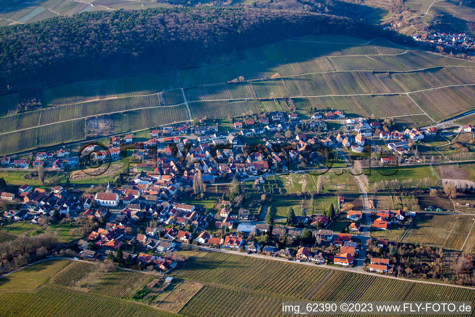 Luftbild von Ortsteil Pleisweiler in Pleisweiler-Oberhofen im Bundesland Rheinland-Pfalz, Deutschland