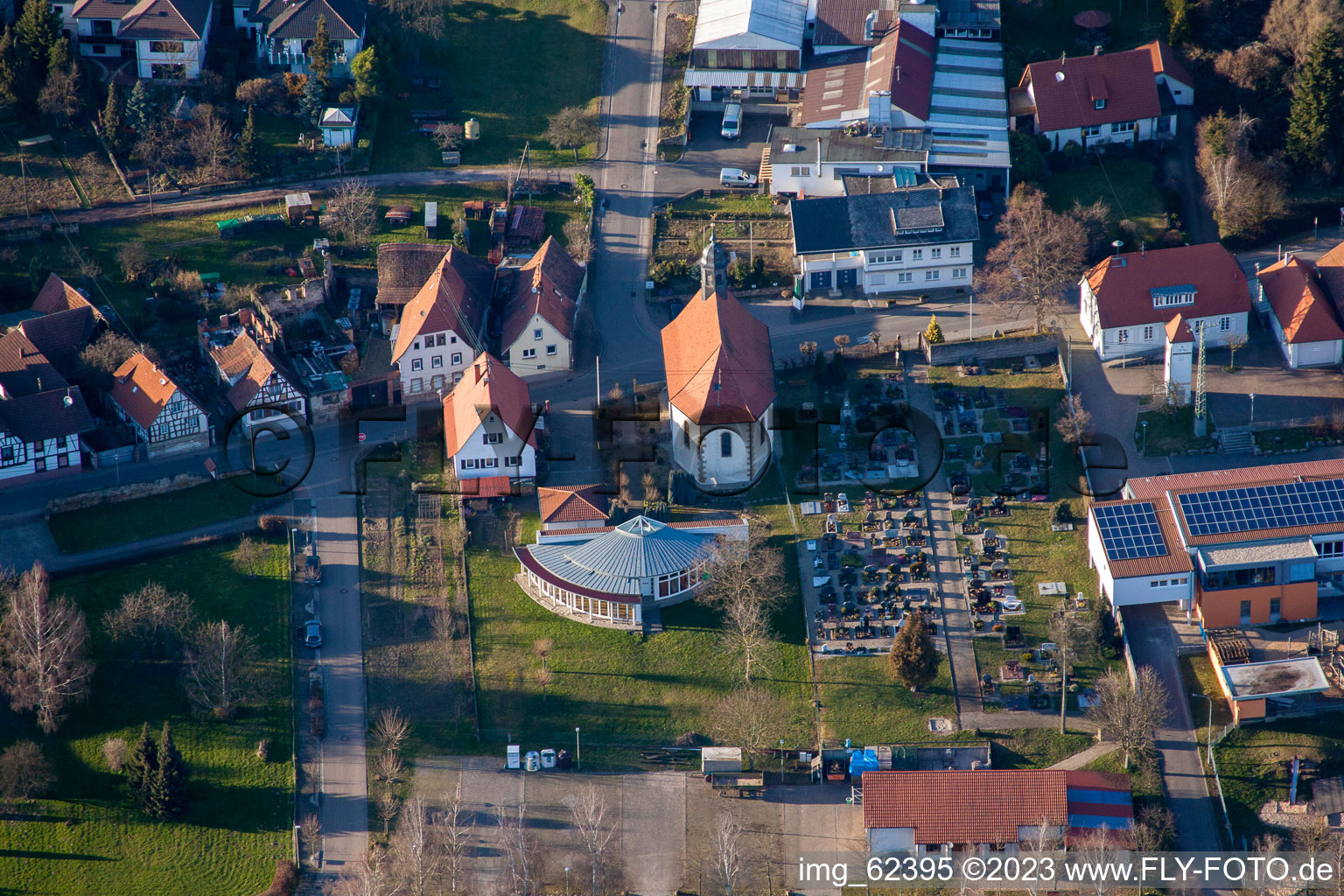 Schrägluftbild von Ortsteil Pleisweiler in Pleisweiler-Oberhofen im Bundesland Rheinland-Pfalz, Deutschland