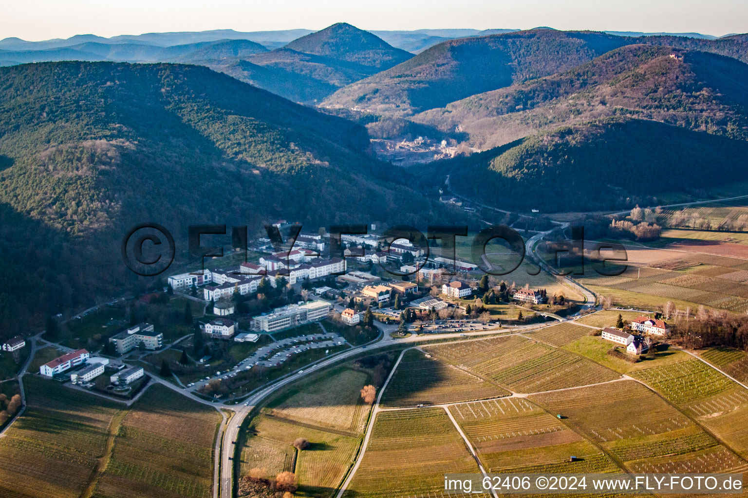 Pfalzklinik in Klingenmünster im Bundesland Rheinland-Pfalz, Deutschland aus der Luft