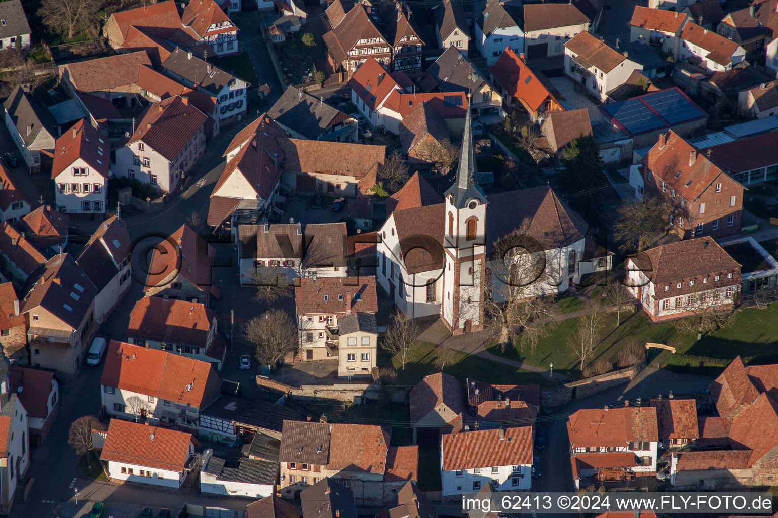 Kath. Kirche St. Laurentius und Laurentiusgarten in der Pfaffengasse in Göcklingen im Bundesland Rheinland-Pfalz, Deutschland