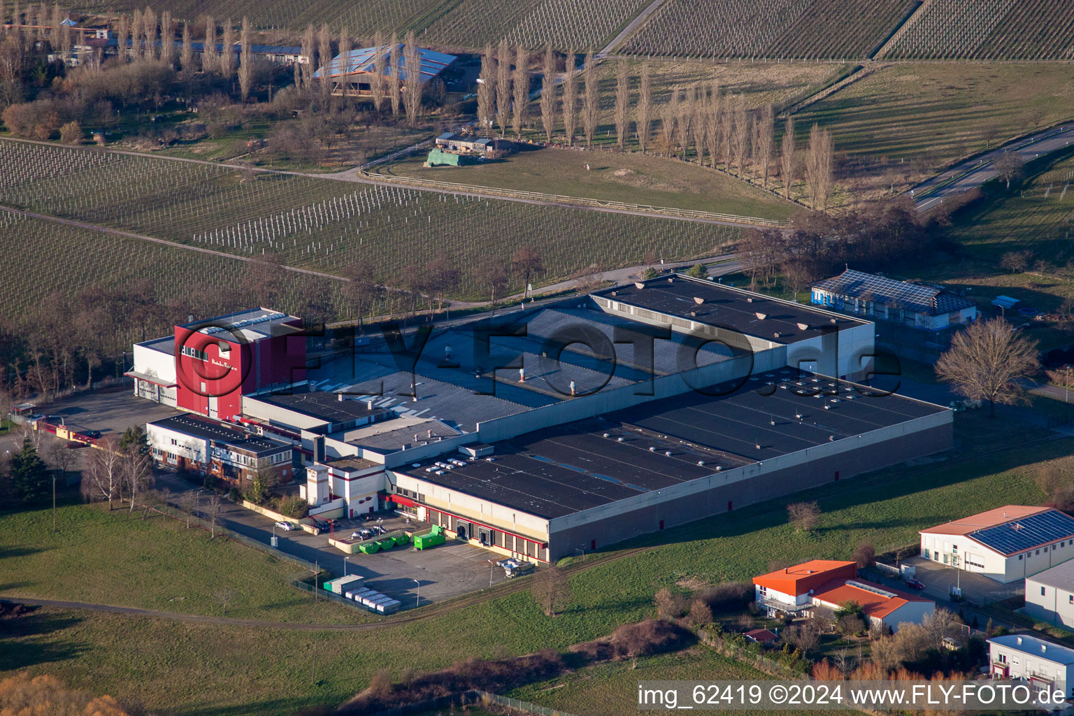 Luftaufnahme von Großkelterei Kleine Kalmit in Ilbesheim bei Landau in der Pfalz im Bundesland Rheinland-Pfalz, Deutschland