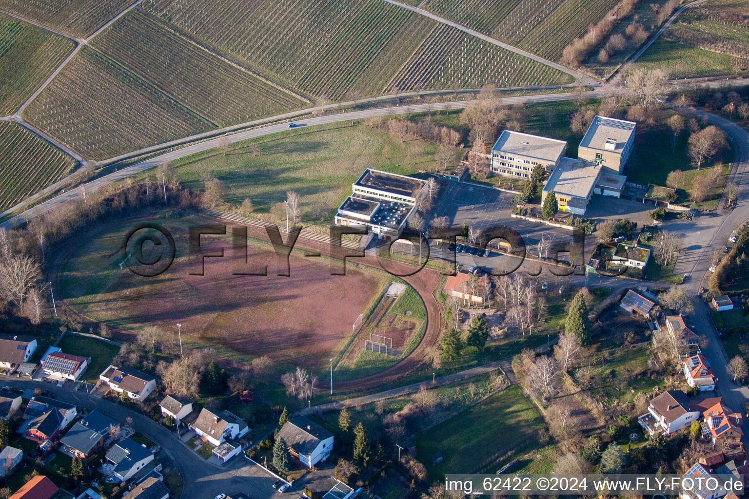 Luftbild von Schule in Ilbesheim bei Landau in der Pfalz im Bundesland Rheinland-Pfalz, Deutschland