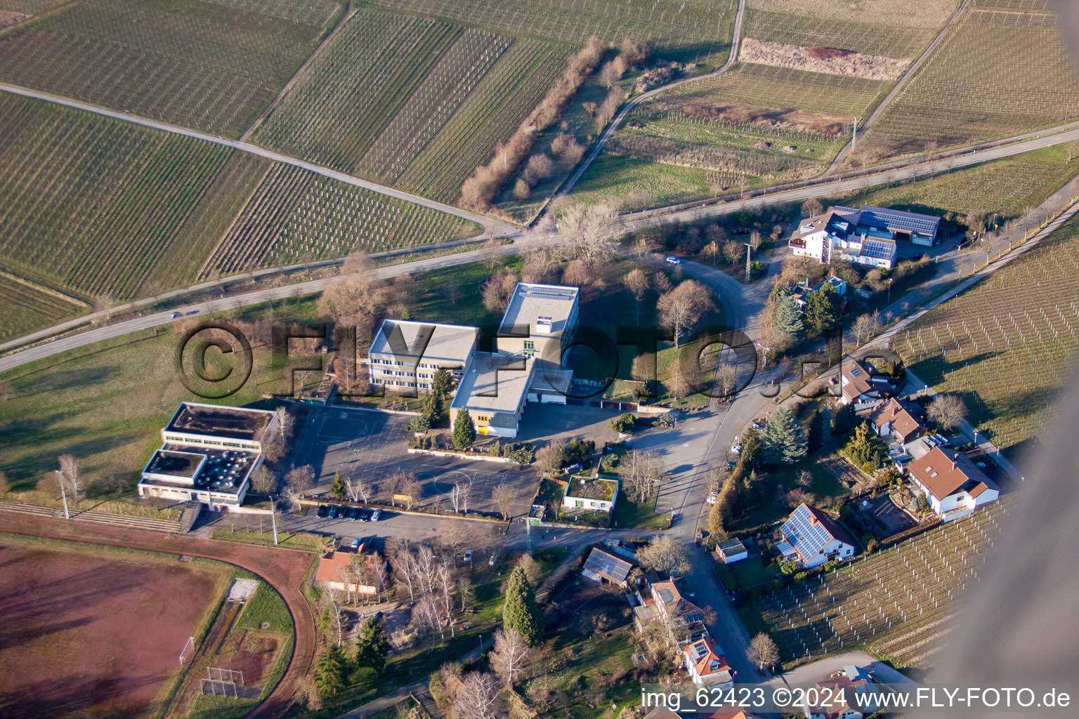 Luftaufnahme von Schule in Ilbesheim bei Landau in der Pfalz im Bundesland Rheinland-Pfalz, Deutschland