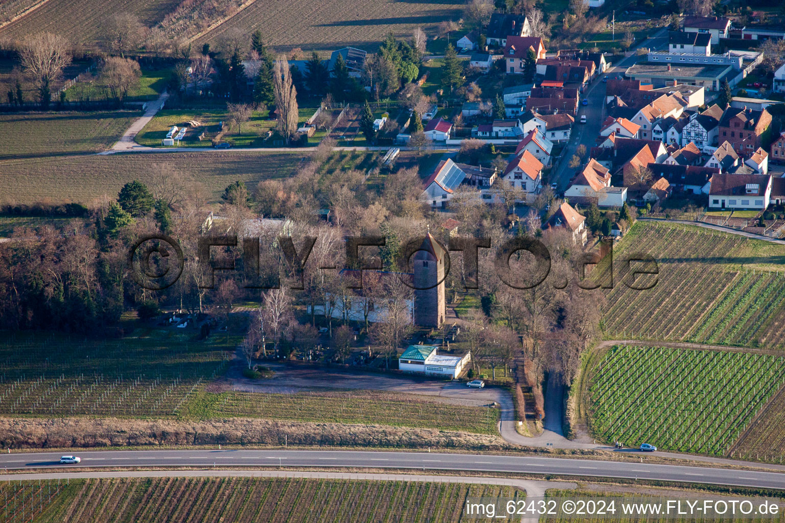 Luftbild von Prot. Kirche am Friedhof im Ortsteil Wollmesheim in Landau in der Pfalz im Bundesland Rheinland-Pfalz, Deutschland