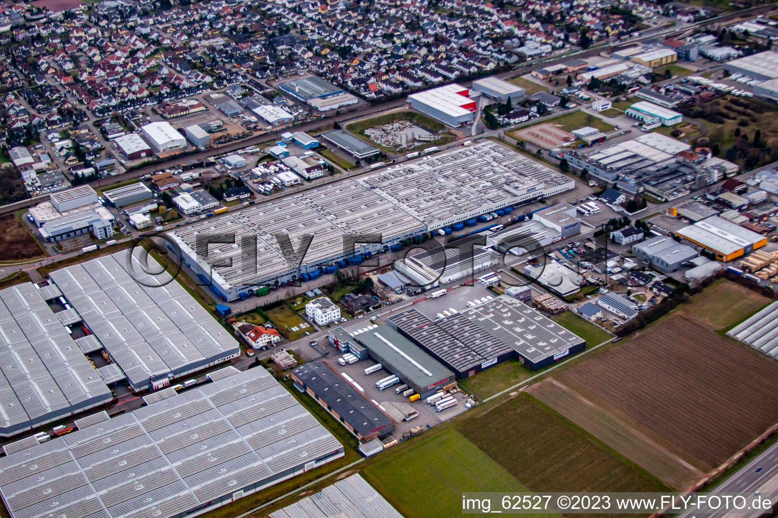 Luftaufnahme von L'Oreal Deutschland Logistikzentrum in Muggensturm im Bundesland Baden-Württemberg