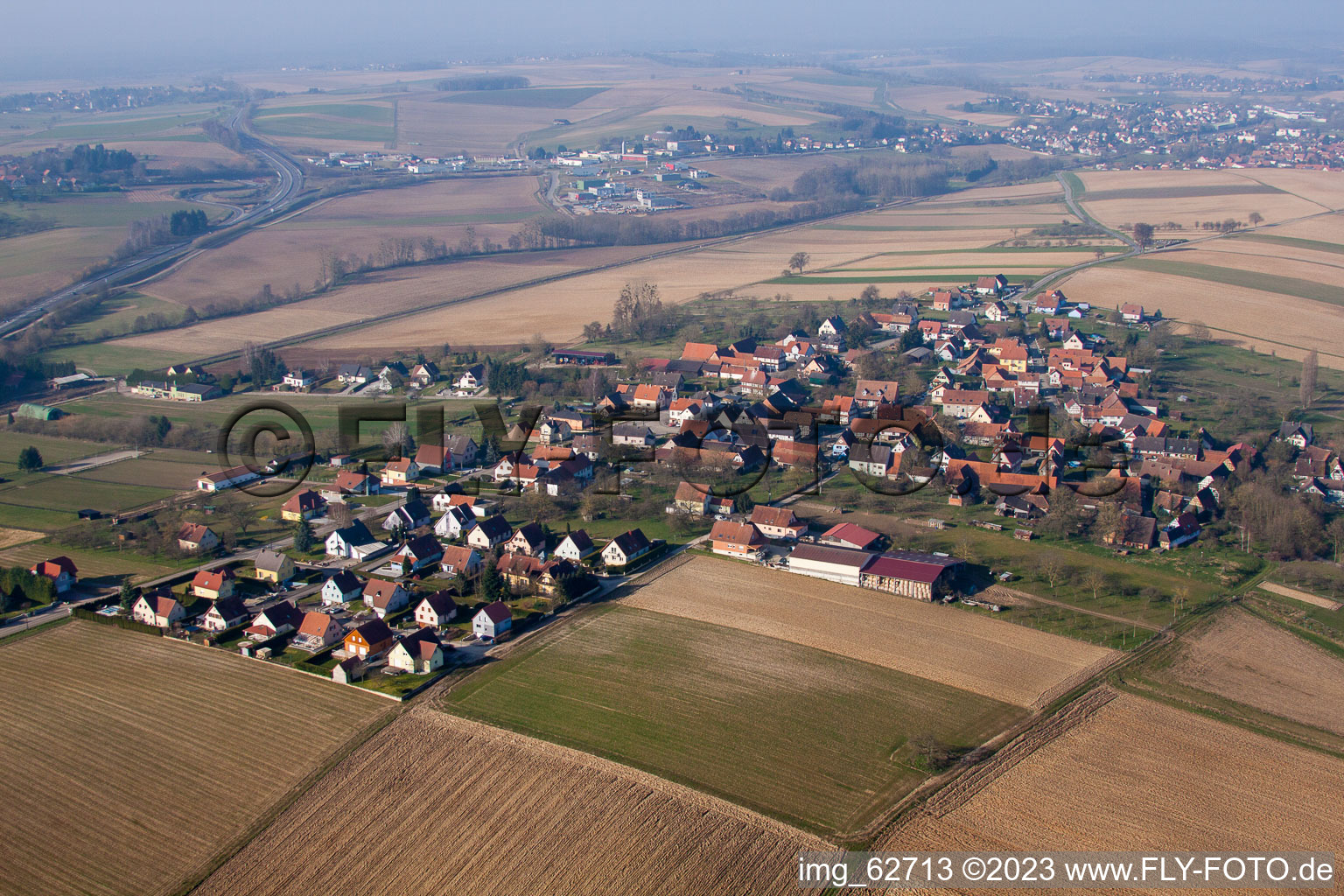 Schrägluftbild von Hermerswiller im Bundesland Bas-Rhin, Frankreich