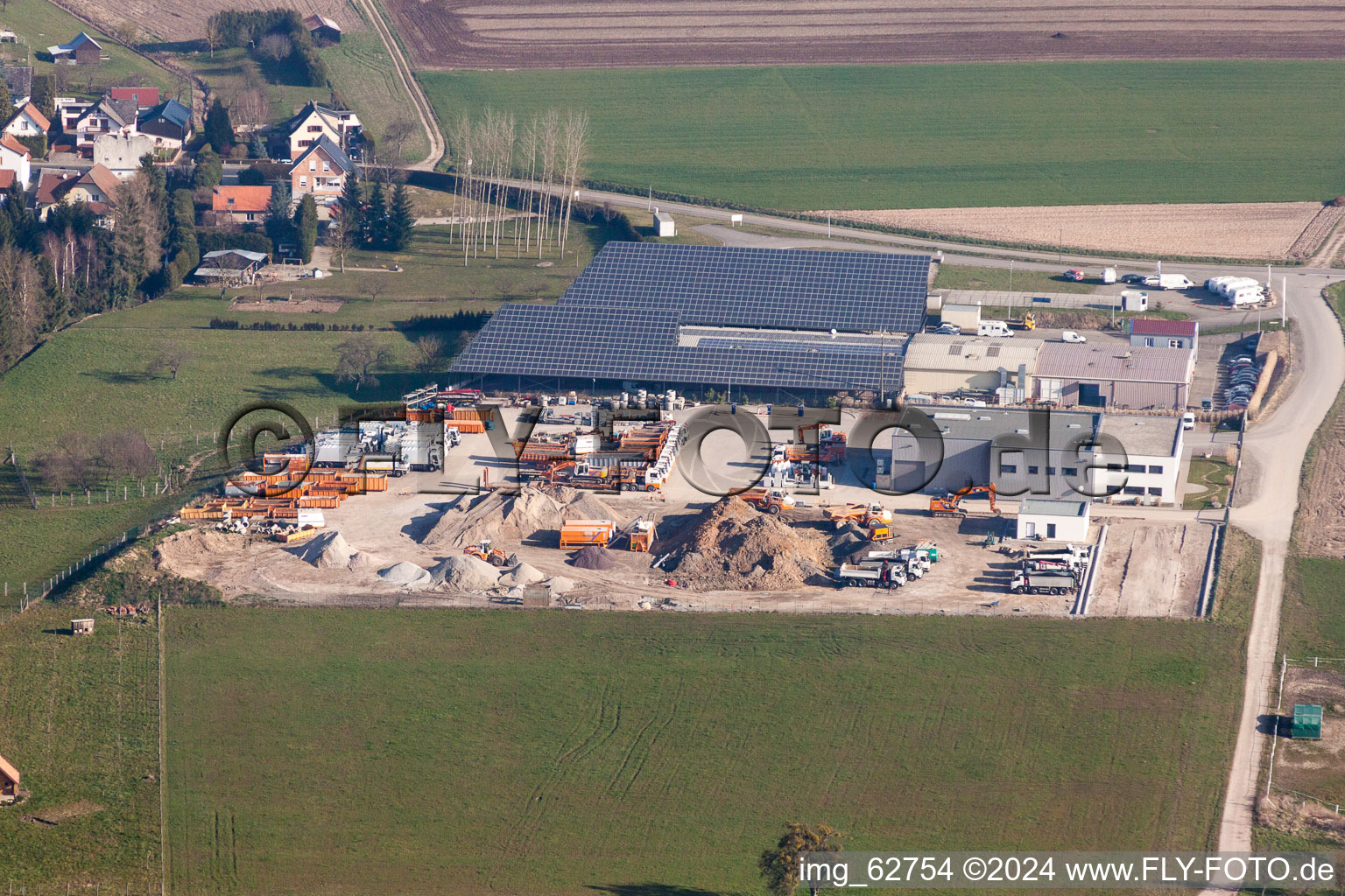 Gebäude und Produktionshallen auf dem Werksgelände HERRMANN Travaux Publics in Surbourg in Grand Est im Bundesland Bas-Rhin, Frankreich