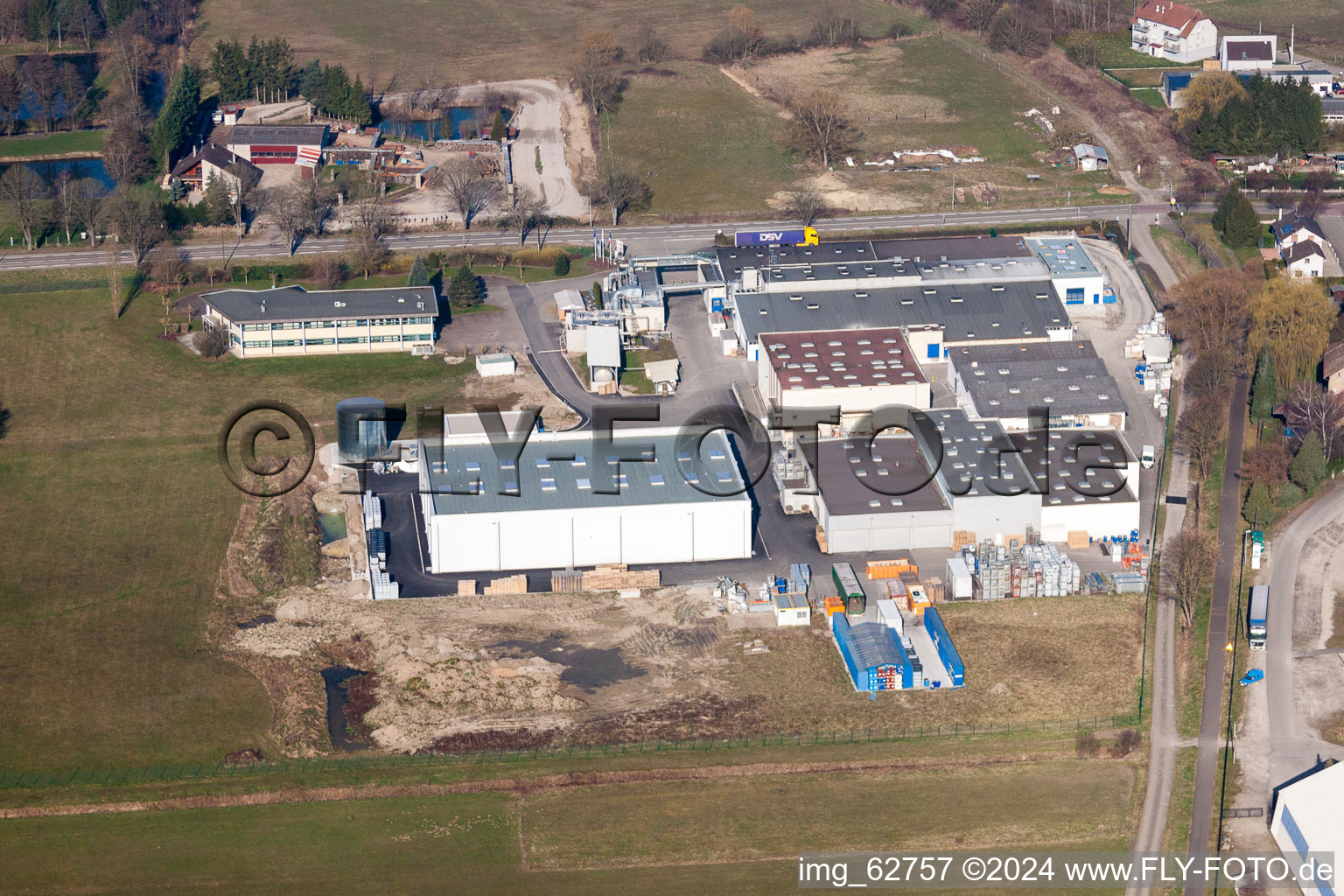 Gebäude und Produktionshallen auf dem Werksgelände H.B. Fuller Adhesives France in Surbourg in Grand Est im Bundesland Bas-Rhin, Frankreich