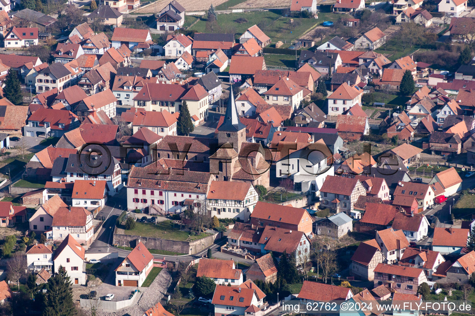 Luftbild von Kirchengebäude des Presbytère Catholique im Altstadt- Zentrum der Innenstadt in Surbourg in Grand Est im Bundesland Bas-Rhin, Frankreich