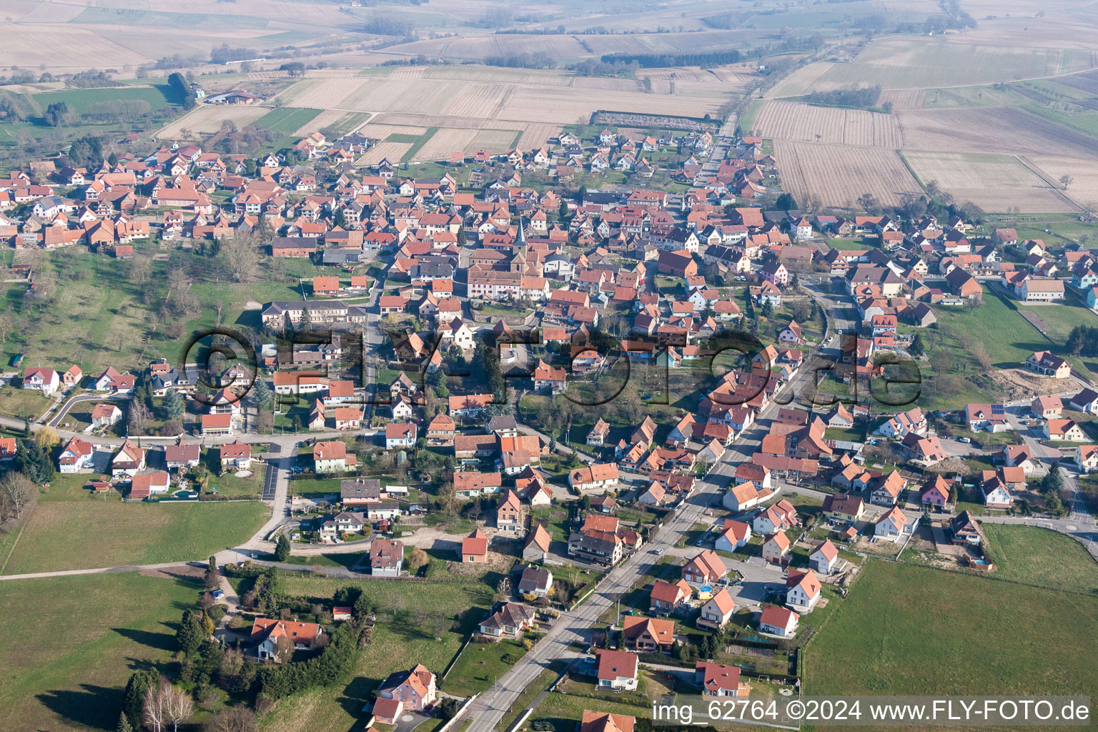 Schrägluftbild von Dorf - Ansicht am Rande von landwirtschaftlichen Feldern und Nutzflächen in Surbourg in Grand Est im Bundesland Bas-Rhin, Frankreich