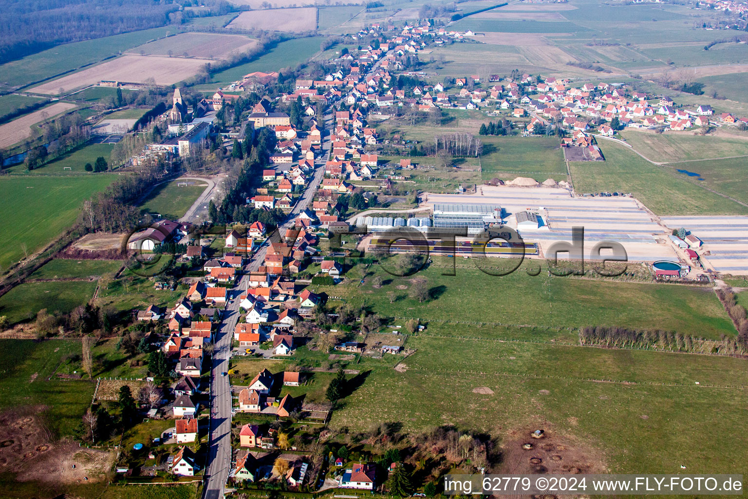 Dorf - Ansicht am Rande von landwirtschaftlichen Feldern und Nutzflächen in Walbourg in Grand Est im Bundesland Bas-Rhin, Frankreich