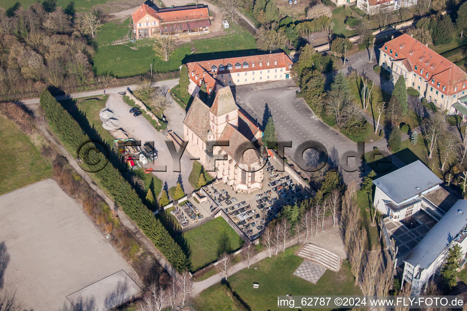 Kirchengebäude der église Ste Walburge in Walbourg in Grand Est im Bundesland Bas-Rhin, Frankreich