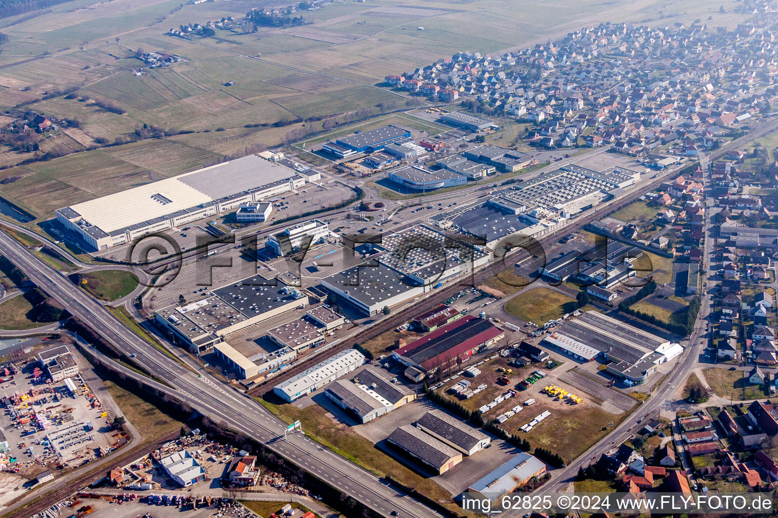 Gebäude und Produktionshallen auf dem Werksgelände Schaeffler France in Haguenau in Grand Est in Hagenau im Bundesland Bas-Rhin, Frankreich