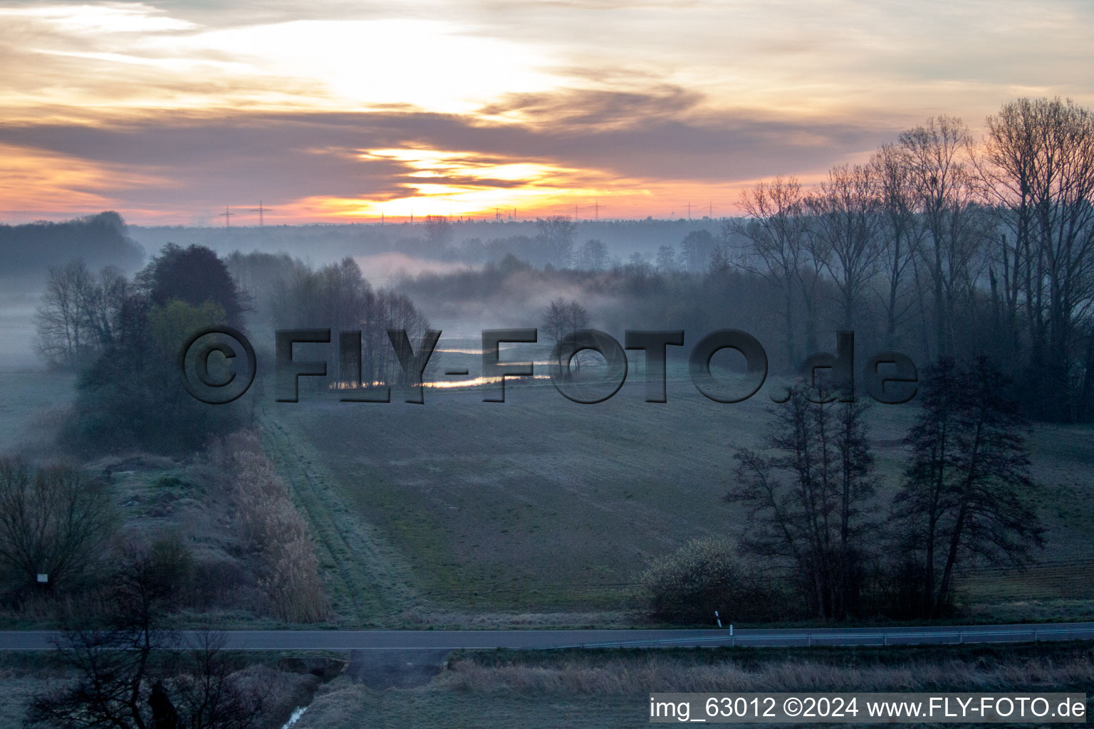 Luftbild von Morgennebel beim Sonnenaufgang über Grasflächen- Strukturen einer Feld- und Wiesen- Landschaft Otterbachtal in Minfeld im Bundesland Rheinland-Pfalz, Deutschland