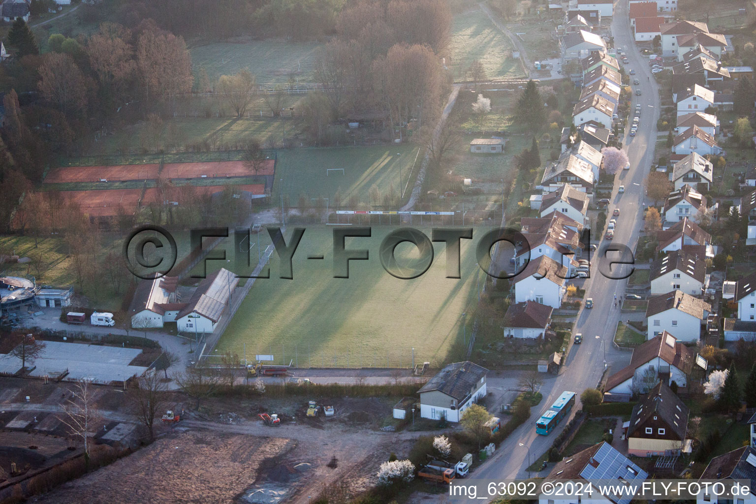 Sportplätze im Ortsteil Ingenheim in Billigheim-Ingenheim im Bundesland Rheinland-Pfalz, Deutschland aus der Drohnenperspektive