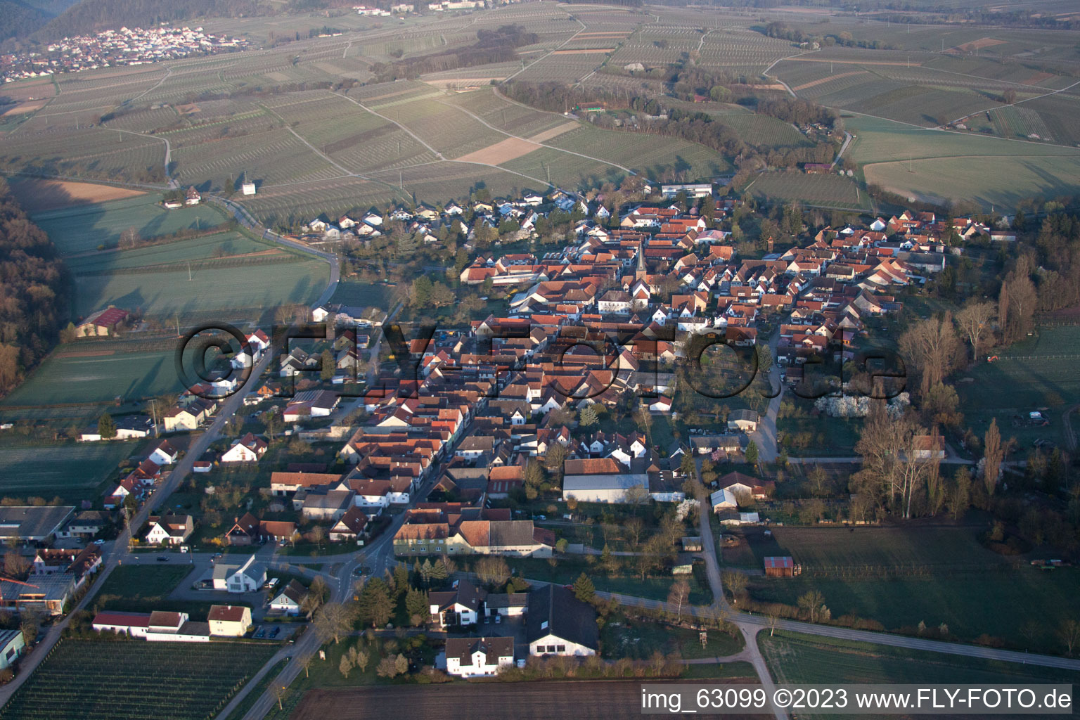 Ortsteil Klingen in Heuchelheim-Klingen im Bundesland Rheinland-Pfalz, Deutschland aus der Vogelperspektive