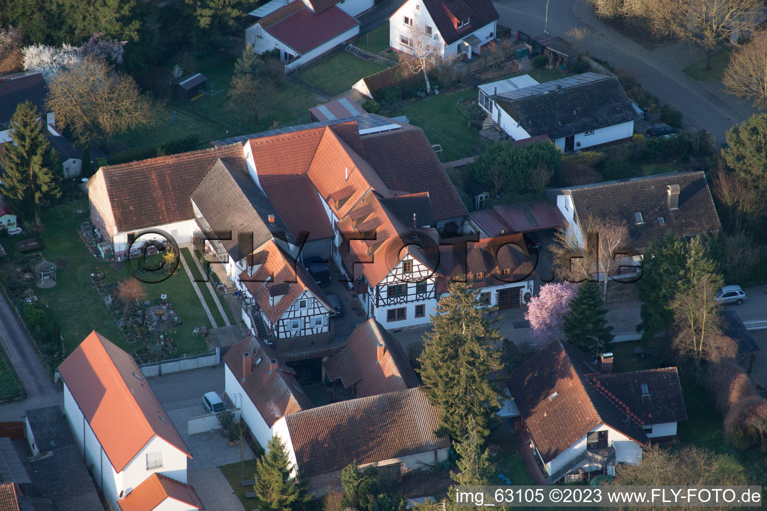 Schrägluftbild von Weinstube Vogler im Ortsteil Heuchelheim in Heuchelheim-Klingen im Bundesland Rheinland-Pfalz, Deutschland