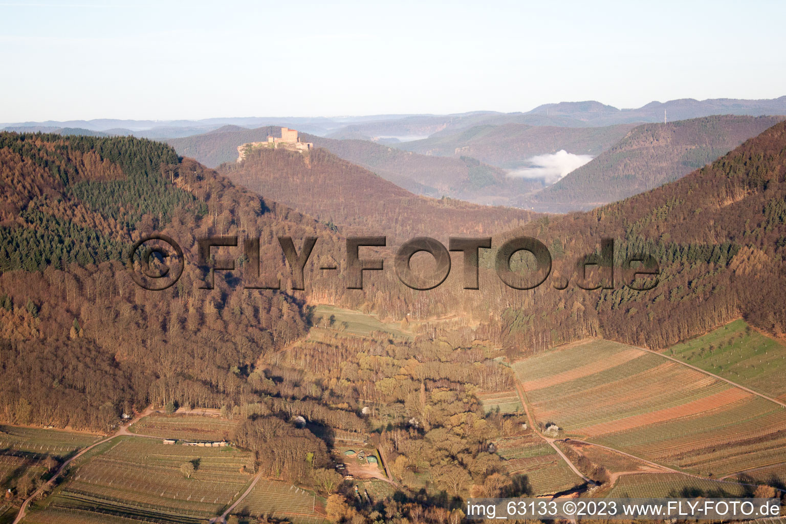Trifels vom Ranschbacher Tal aus im Bundesland Rheinland-Pfalz, Deutschland